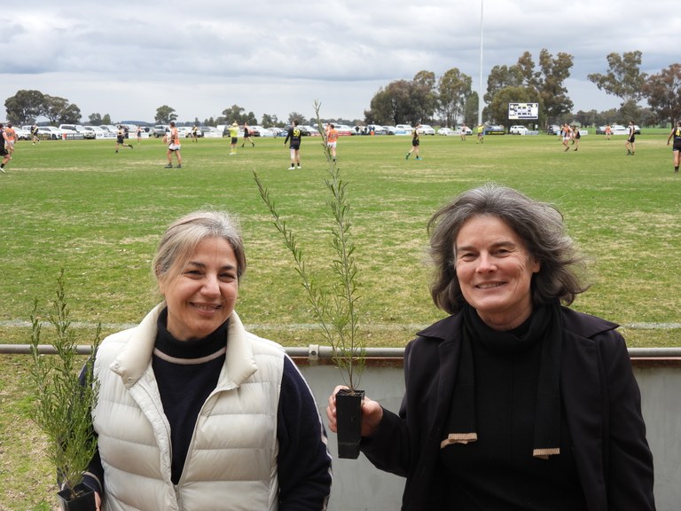 Volunteers from Eastern Riverina Landcare a great help at Osborne Tree Give away