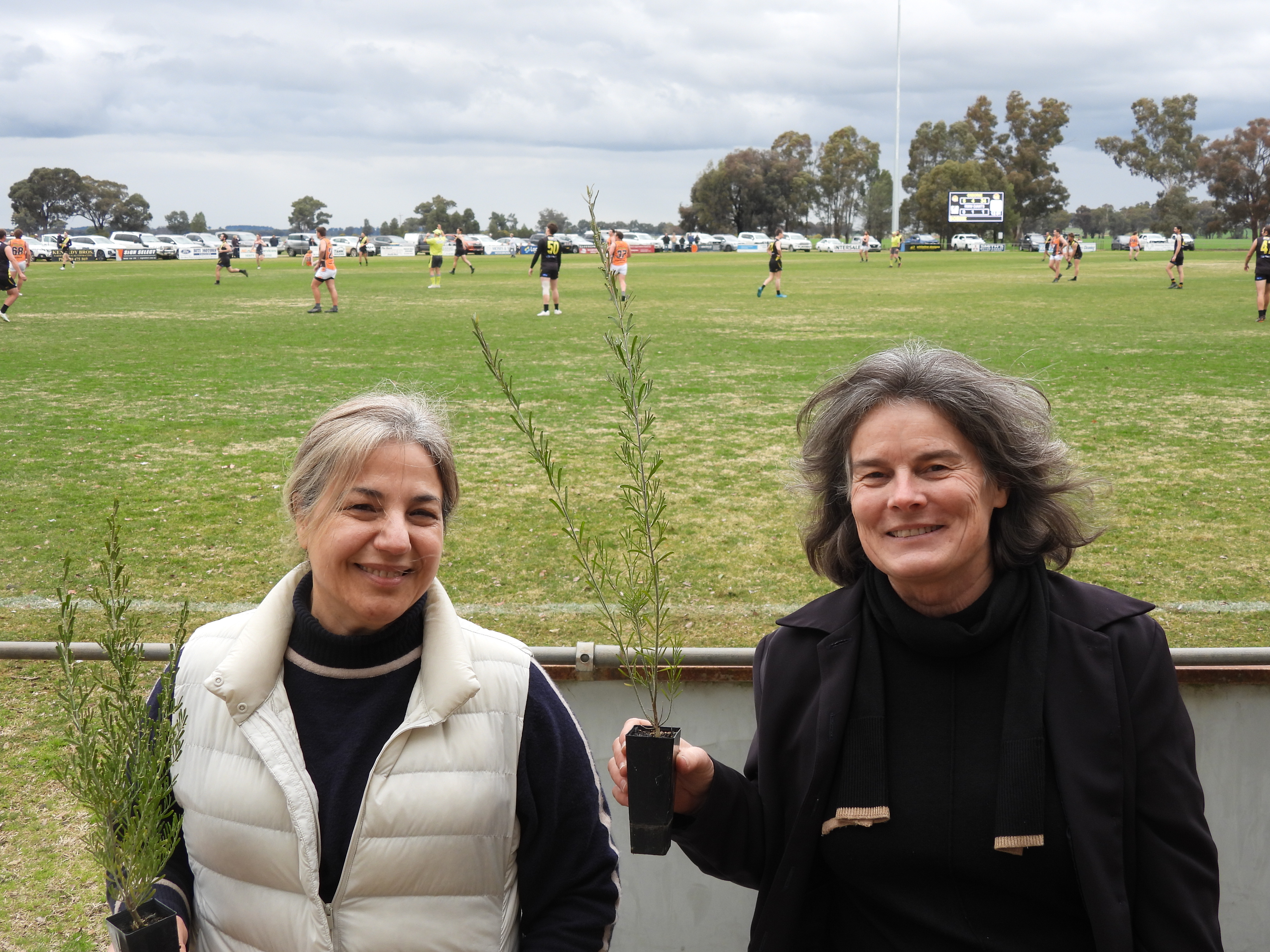 Volunteers from Eastern Riverina Landcare a great help at Osborne Tree Give away